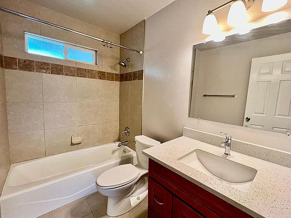 4th image of 678 Iris Ave