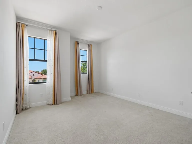 11760 Bayview Cir — Photo 39