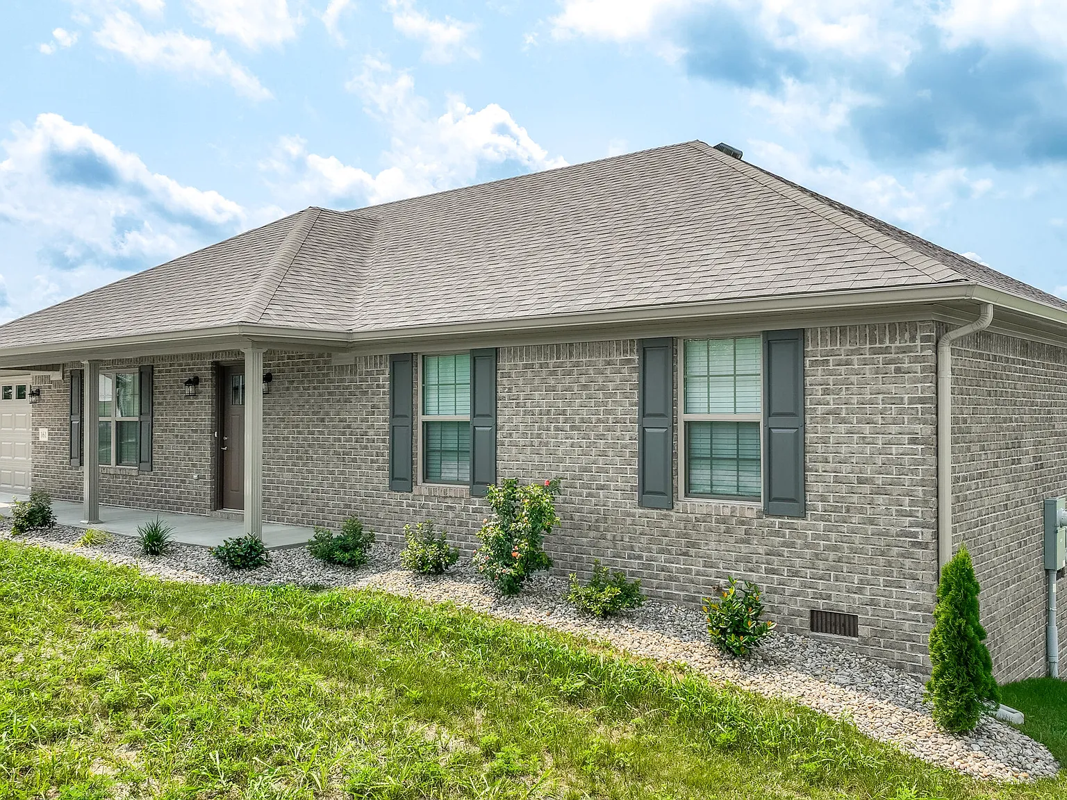 3 bed, 2.0 bath, 1800 sqft, $2,200 — Photo 1