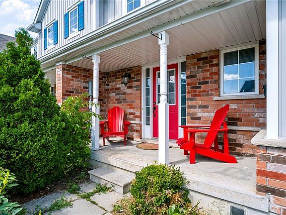 3rd image of 24 Fallingbrook Cres