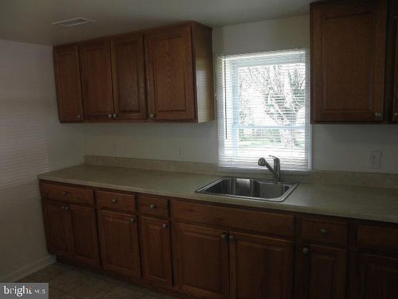 5th image of 181 Winters Ln