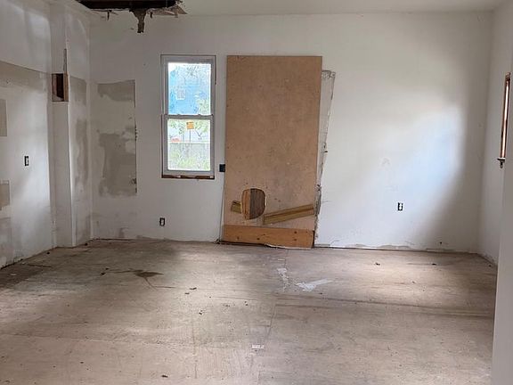 5th image of 23 S Spring St