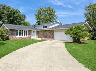 6820 Barrett St, Downers Grove, IL 60516