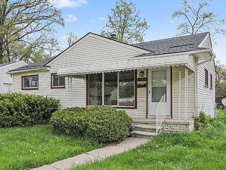 1189 Woodland Dr — Photo 3