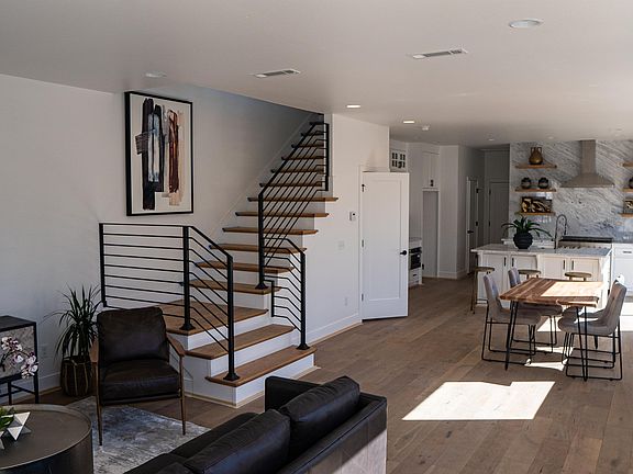5th image of 612 S Willow Ave