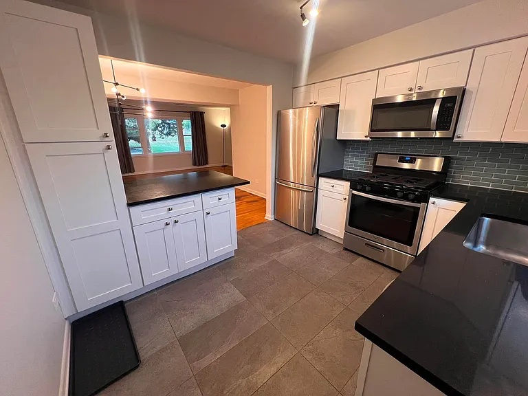 225 W Johnson St — Photo 1