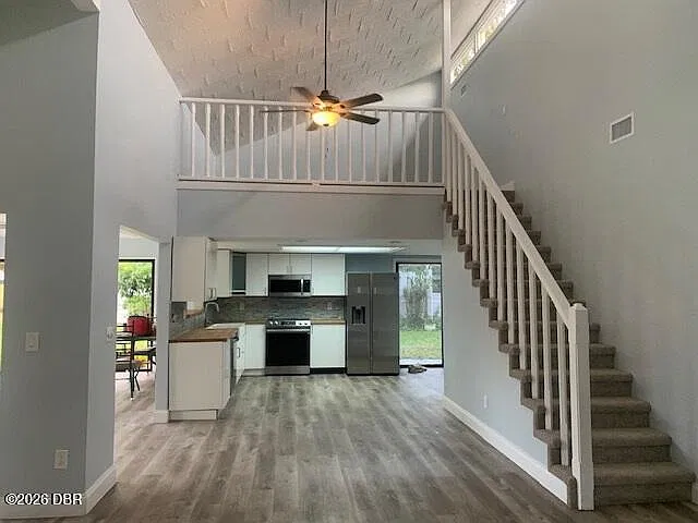 2 bed, 2.0 bath, 1900 sqft, $2,200 — Photo 2