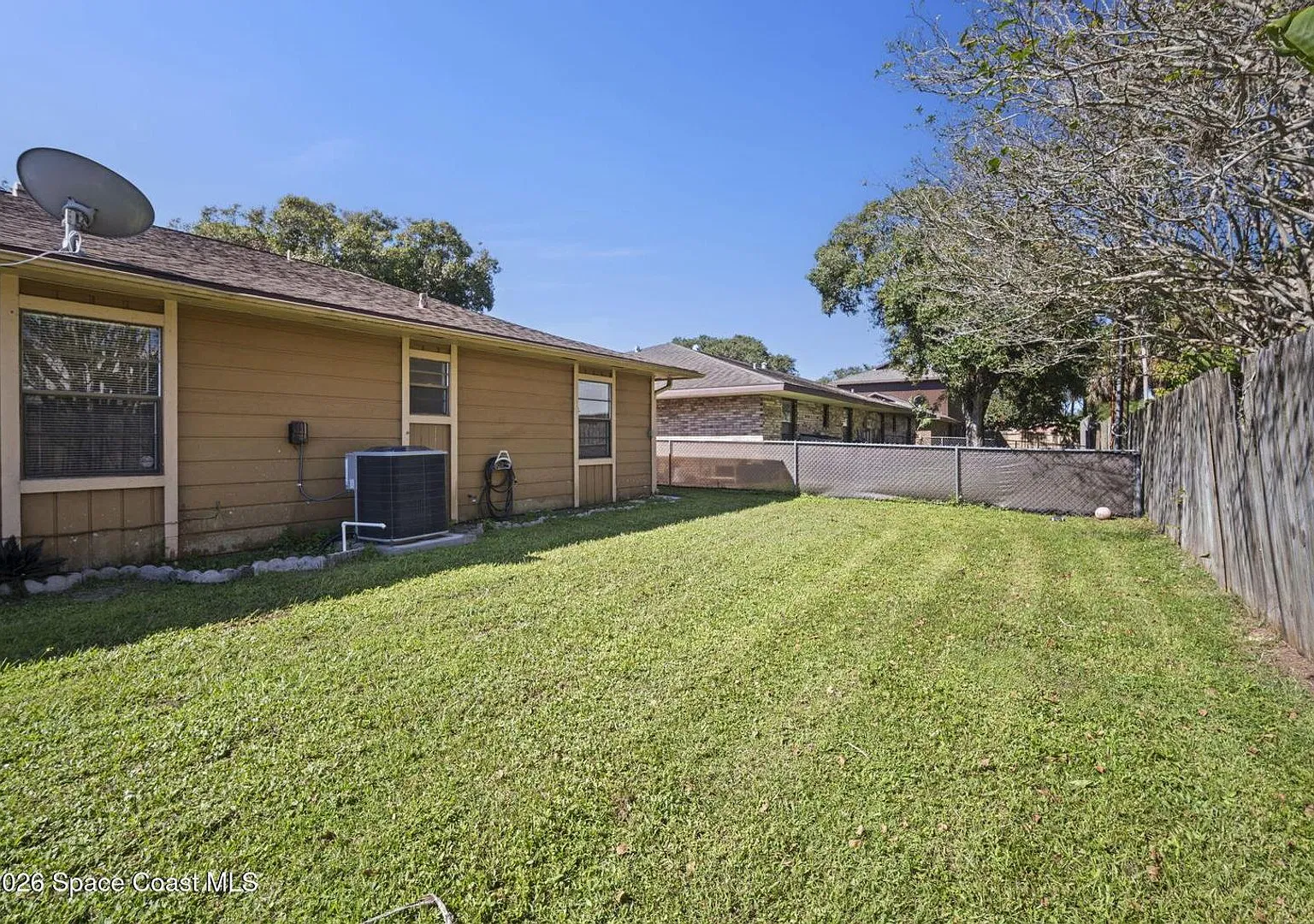 Welcome home to this beautifully updated 3-bedroom, 2-bath half-duplex featuring a one-car garage... — Photo 2