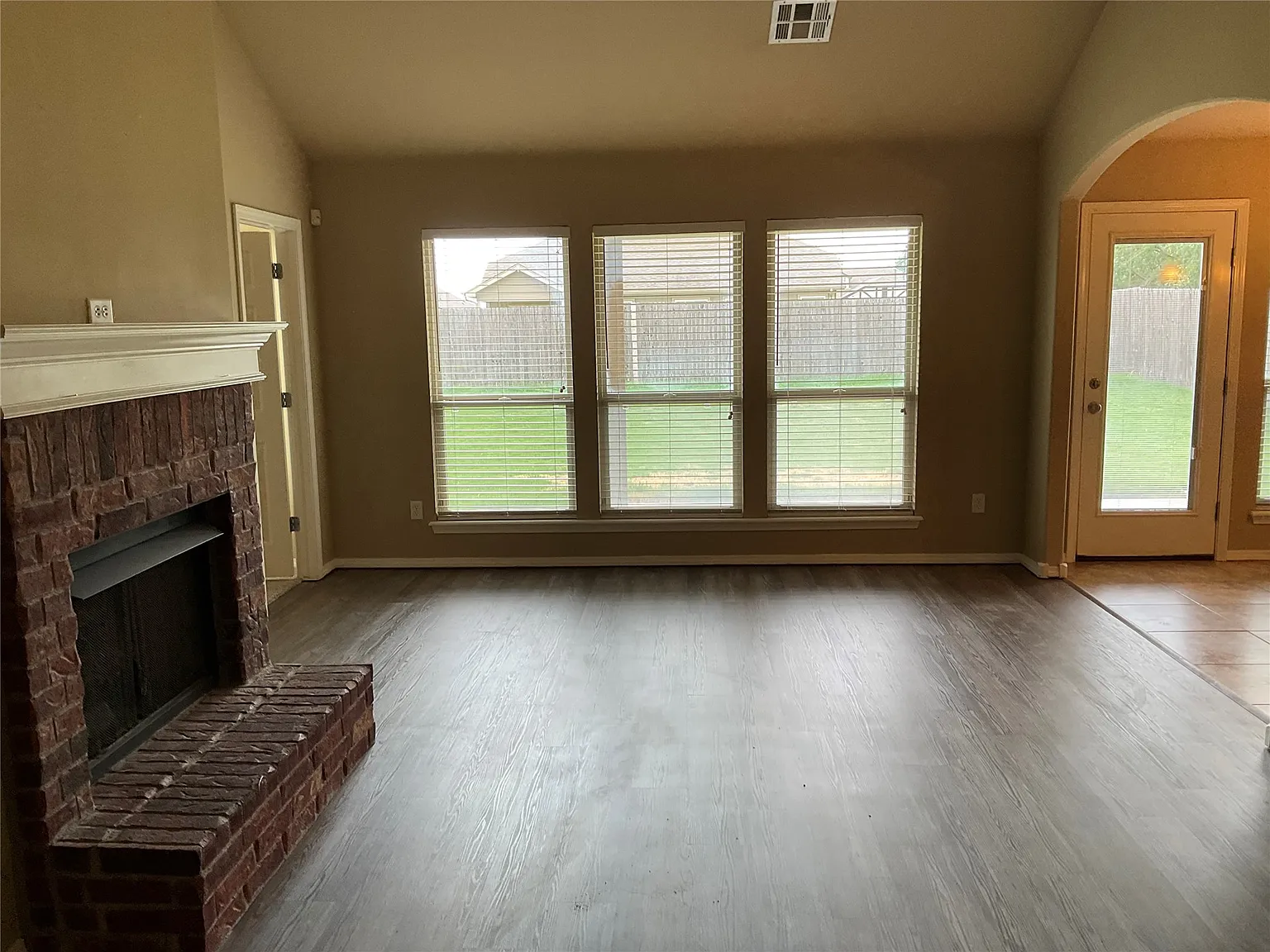 3 bed, 2.0 bath, 1374 sqft, $1,795 — Photo 2