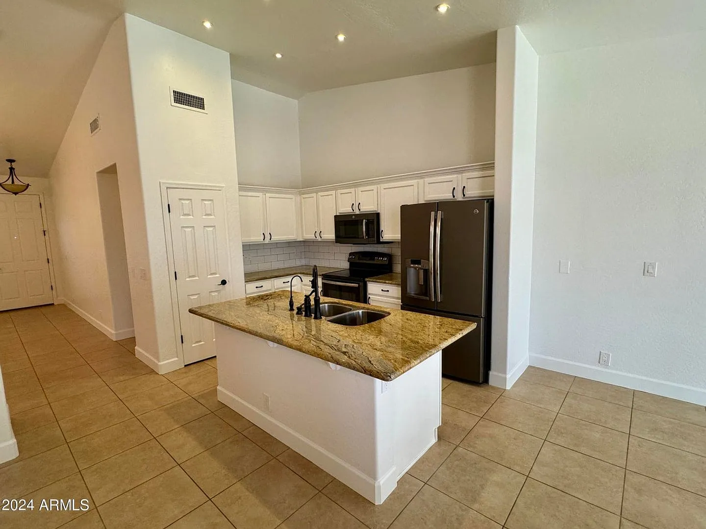 This stunning single-level home offers 3 bedrooms 2 bathrooms, a sparkling pool with mature manic... — Photo 3