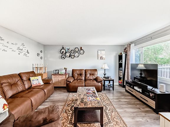 4th image of 167 Roseland Vlg NW