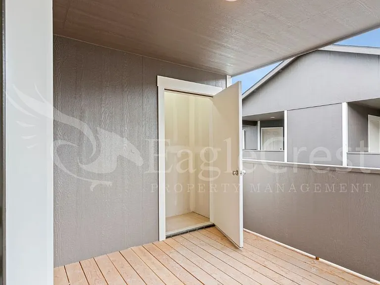 942 NE Spitzenburg St — Photo 32