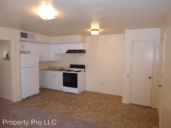 3rd image of 300 La Veta Dr NE APT 06