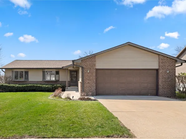 2709 Camelot Ave NW, Cedar Rapids, IA 52405