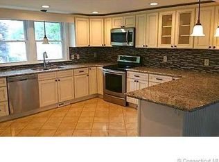 694 Vauxhall Street Ext, Waterford, CT 06385