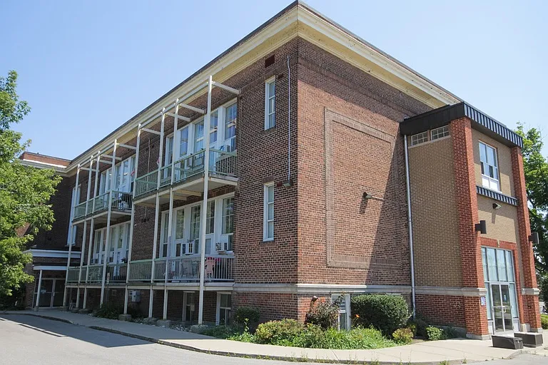505 Simcoe St S #101 — Photo 1