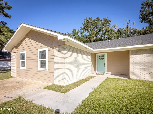 1504 E Village Pkwy, Gautier, MS 39553