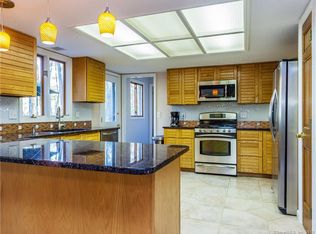 2 Hickory Ln, New Fairfield, CT 06812