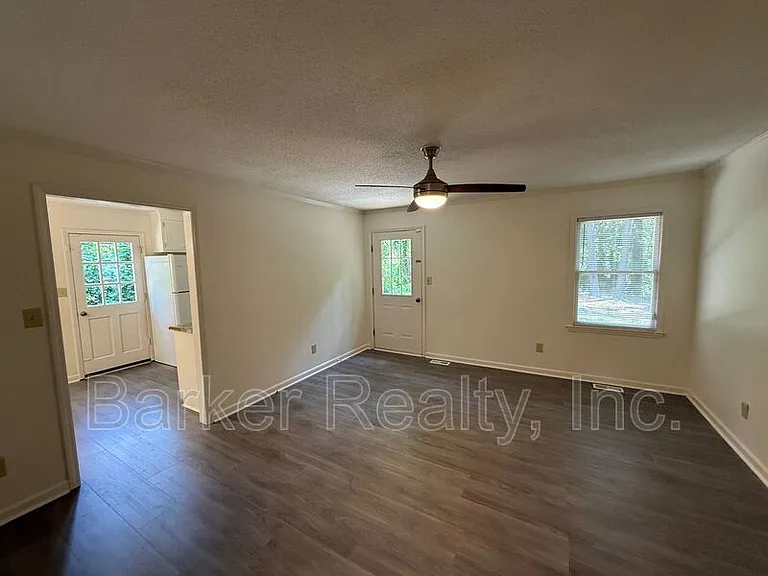 1506 Macdonald Ave — Photo 3