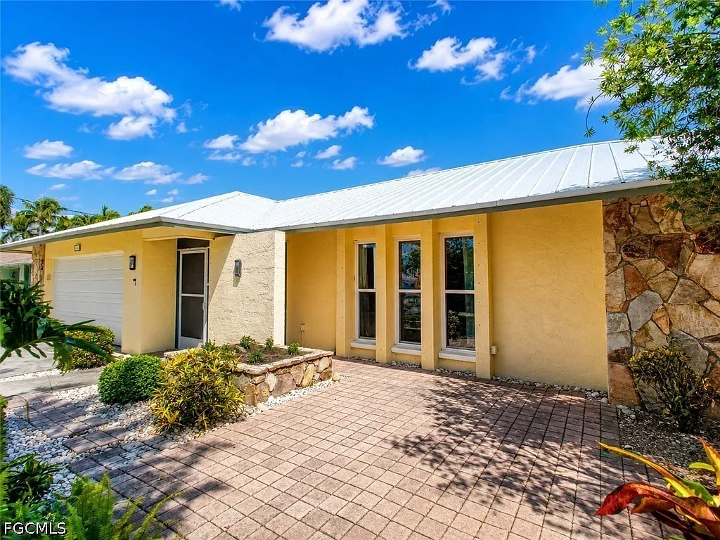3 bed, 2.0 bath, 1893 sqft, $3,100 — Photo 2
