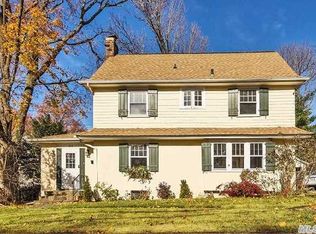 35 Bay Driveway, Manhasset, NY 11030