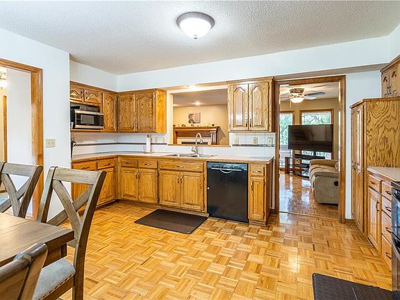 4th image of 1025 NW Heatherwood Dr