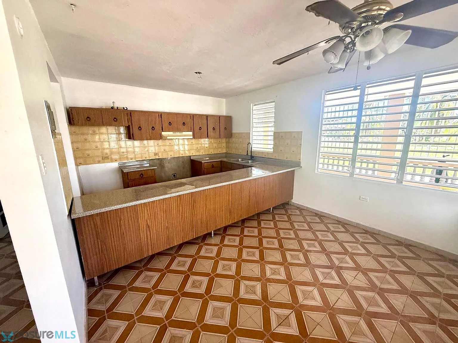 3 bed, 1.0 bath, 1200 sqft, $1,200 — Photo 2