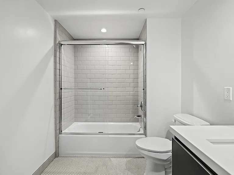 Bathroom with Shower Bath with Glass Door