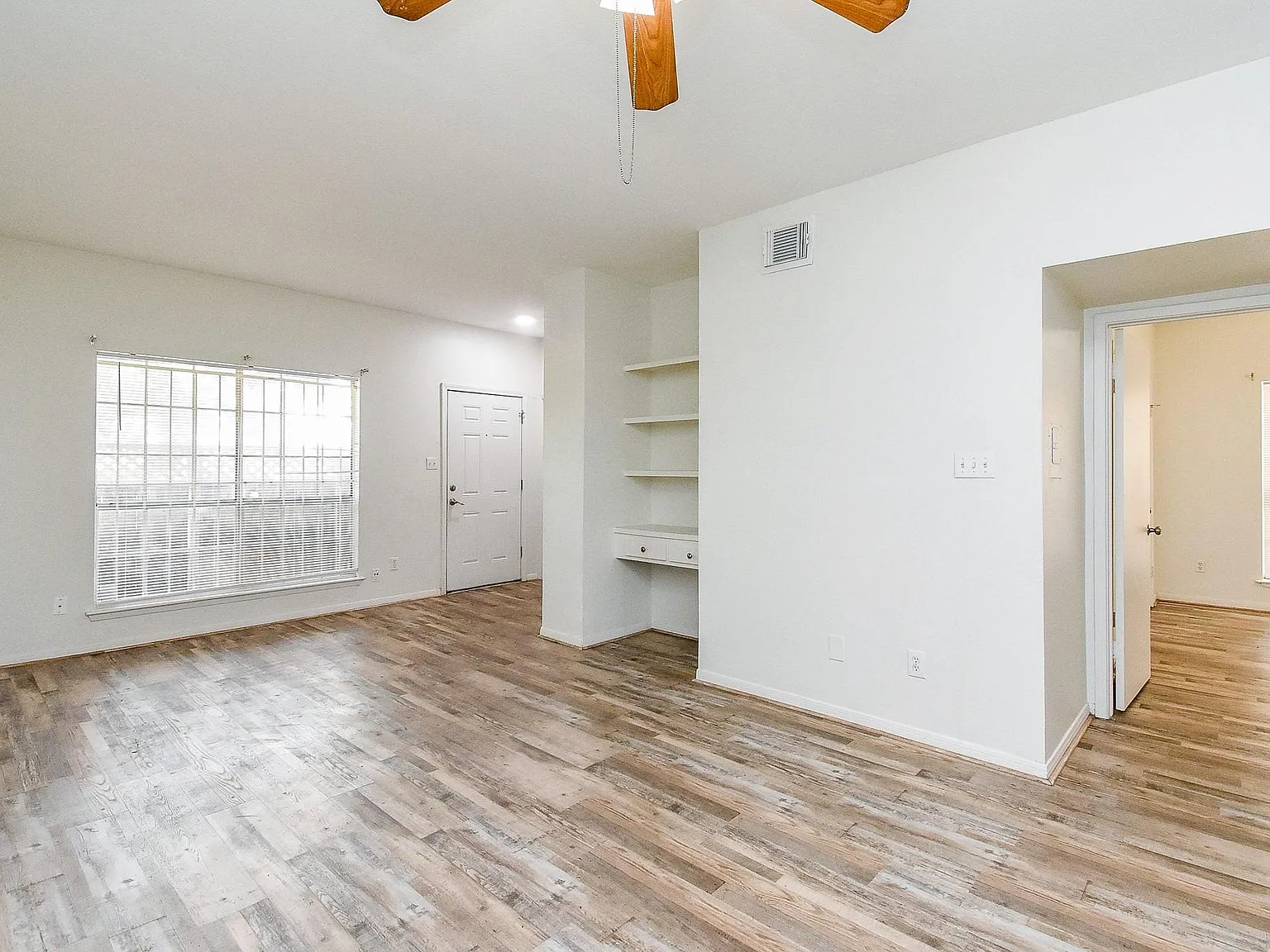 2 bed, 1.0 bath, 841 sqft, $1,200 — Photo 4