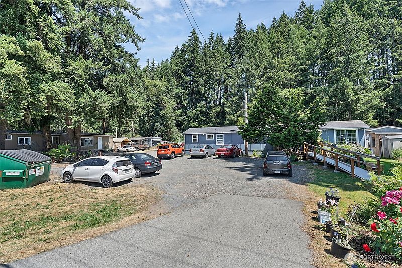 3rd image of 823 128th Street SE