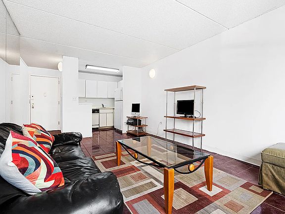 5th image of 220 Manhattan Ave APT 1P