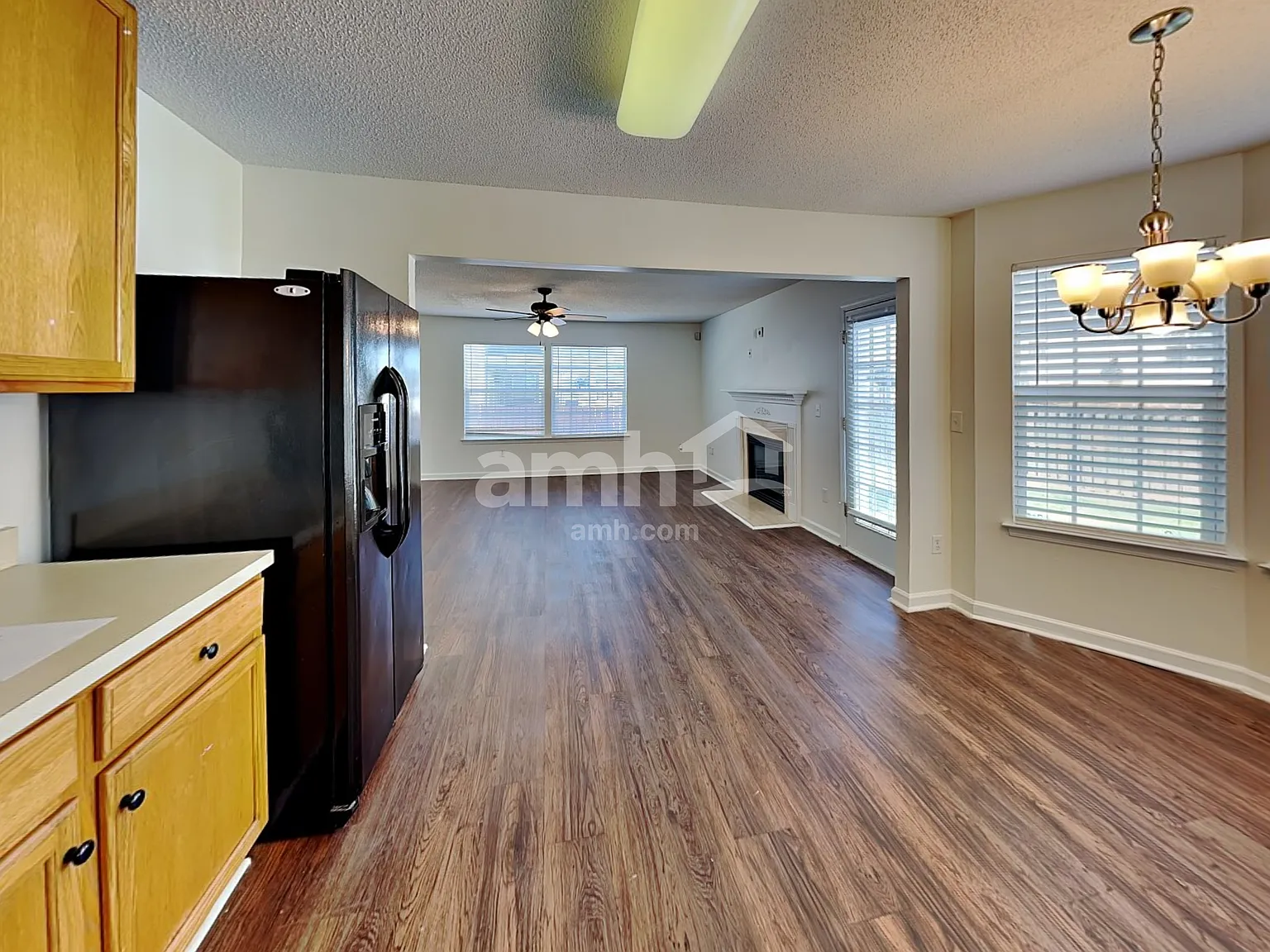 4 bed, 2.5 bath, 1902 sqft, $2,220 — Photo 4
