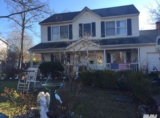 18 Ridgewood St, Bay Shore, NY 11706