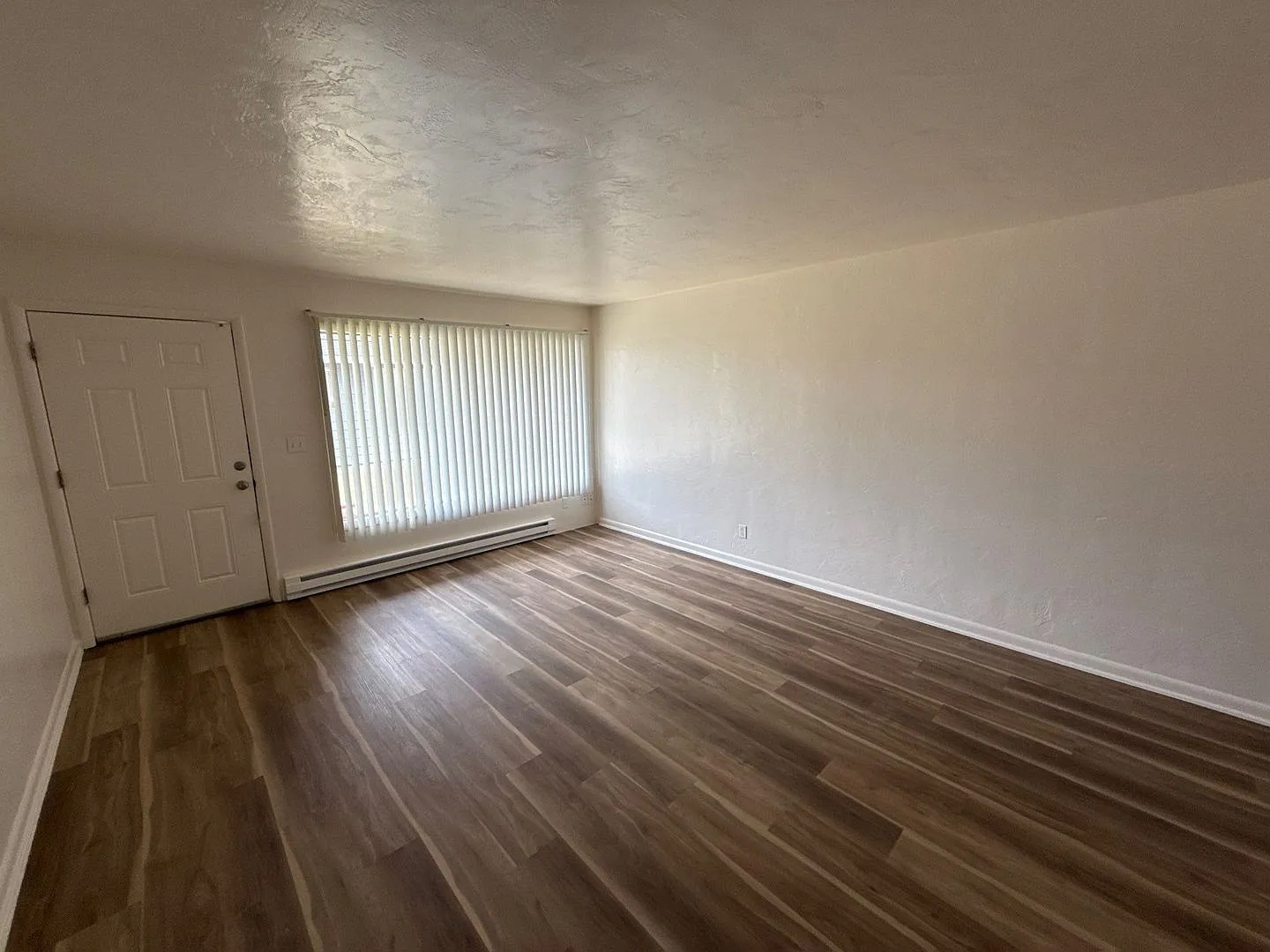 1 bed, 1.0 bath, 688 sqft, $1,045 — Photo 3