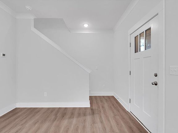 3rd image of 33 Parker St