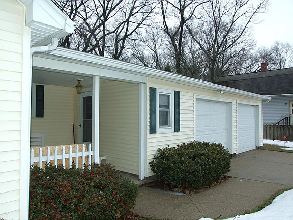 4th image of 1136 N Wood St