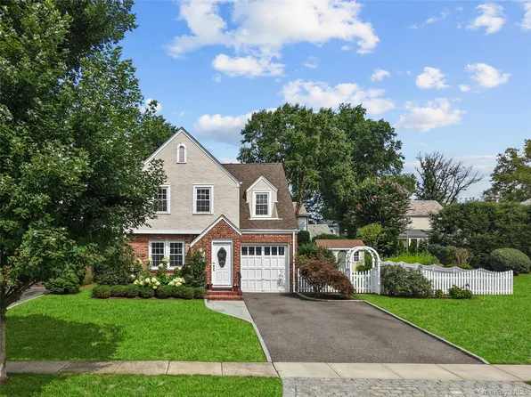 33 Ogden Avenue, East Williston, NY 11596