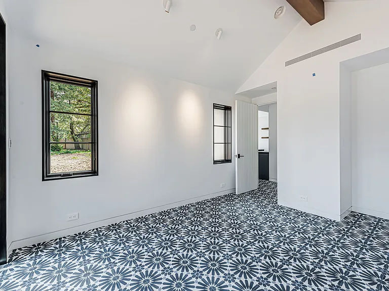 29 De Bell Dr — Photo 10