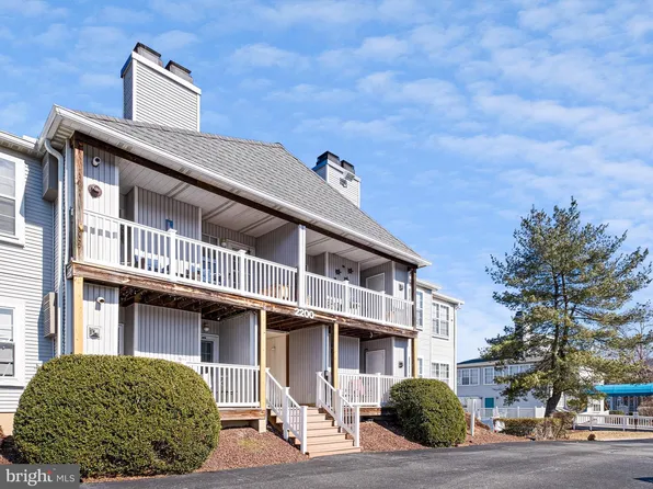 2200 Waters Edge Dr, Newark, DE 19702