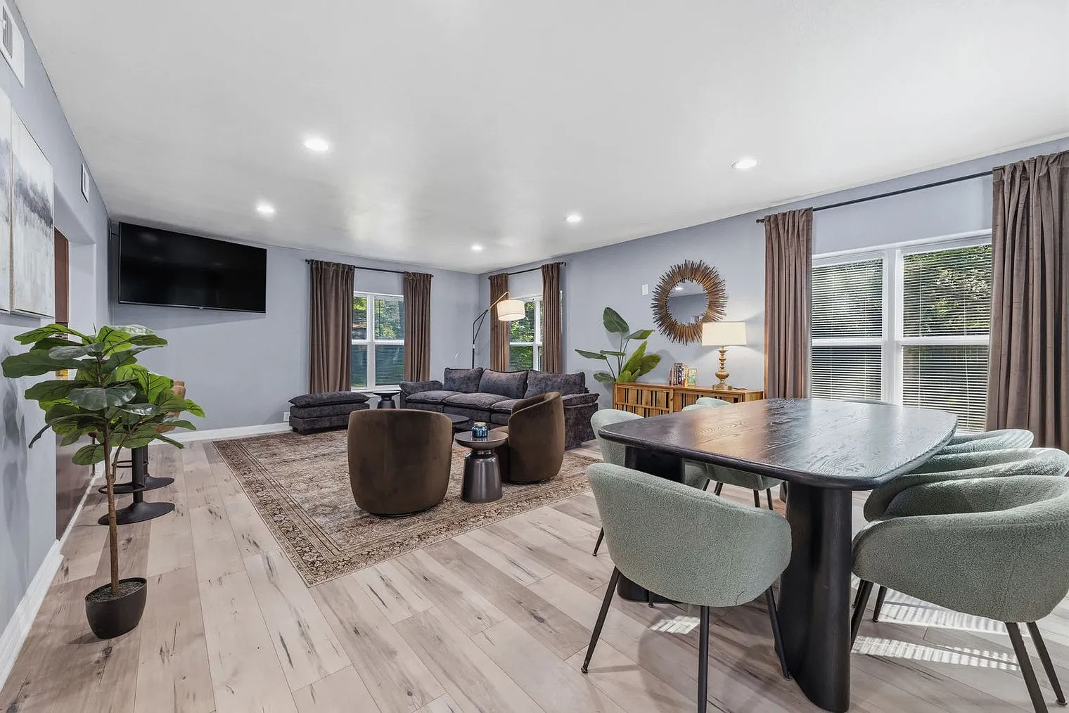 7 bed, 4.0 bath, 4402 sqft, $15,430 — Photo 4