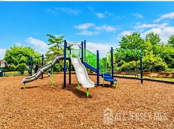 812 Green Hollow Dr — Photo 29