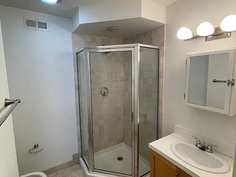 406 Leverington Ave #F — Photo 20