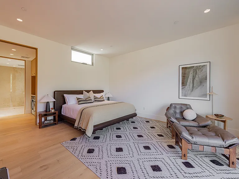 2735 Grand Ave — Photo 40