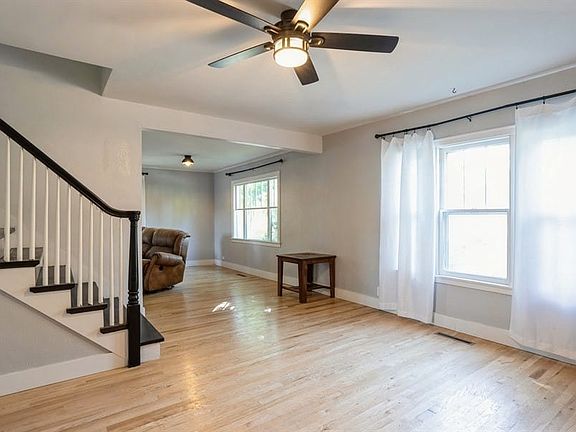 4th image of 909 E Montgomery St