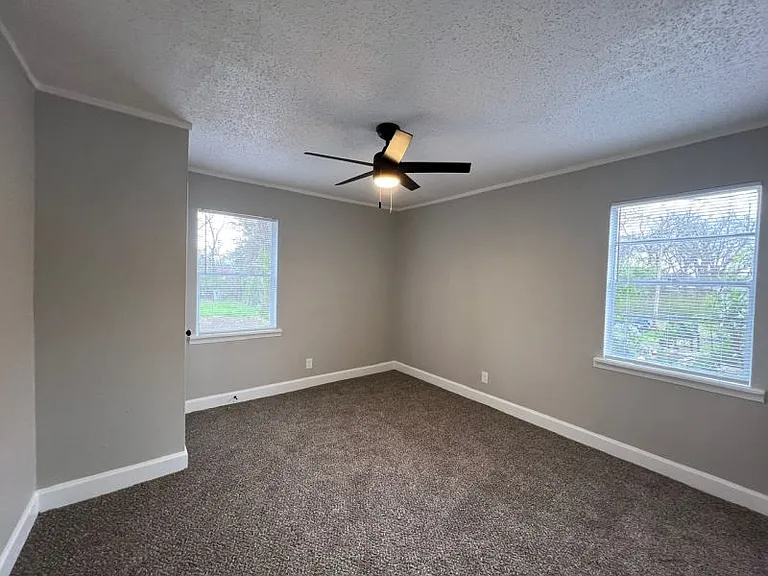 2724 Enterprise Ave — Photo 8