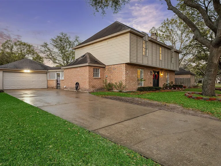 15302 La Mancha Dr — Photo 2