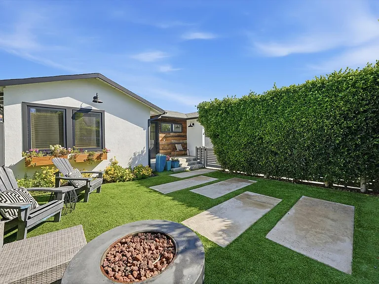 2219 Graham Ave — Photo 14
