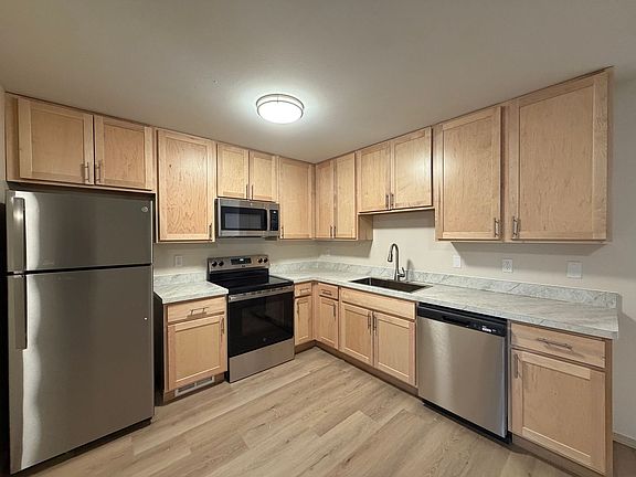 4th image of 40 Bluemound Ct APT 12