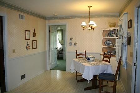 Lg Eat-in Area of Kitchen