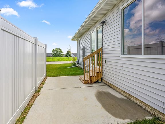 4th image of 1531 Foxtail Dr SE